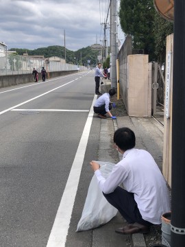☆店舗周辺道路清掃を行いました☆